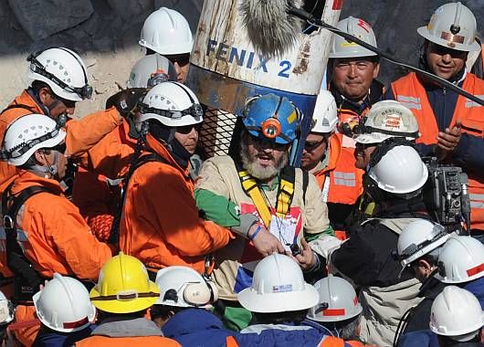 El número 11 en ser rescatado, Jorge Galleguillos, en medio del grupo de trabajo