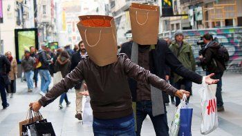 La&nbsp;nueva normalidad&nbsp;no es la creencia banal de que a partir de ahora nos lavaremos más frecuentemente las manos o que usaremos barbijo o que evitaremos besar a los extraños; tampoco es el elogio de la vida tranquila.