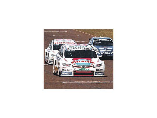 El Honda New Civic de José María López marcha rumbo al triunfo en Oberá, para adueñarse también de la punta del campeonato de TC 2000.