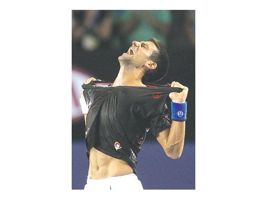 Djokovic destroza su remera tras obtener por segundo año consecutivo el título en Melbourne. El serbio dejó más claro que nunca por qué es el N°1 del mundo.