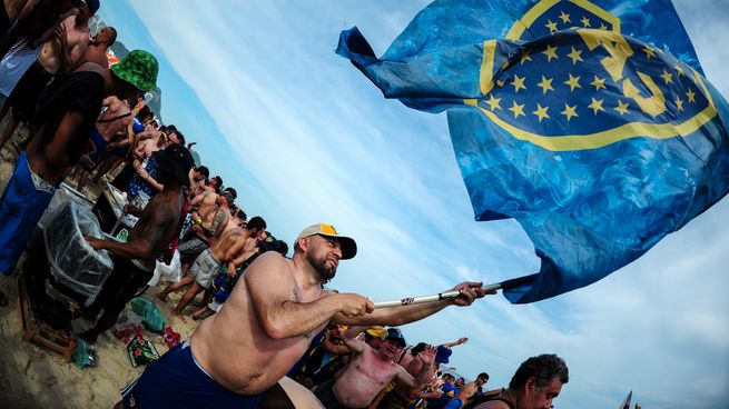 Miles de hinchas de Boca tiñeron las playas de Río de Janeiro de azul y oro.