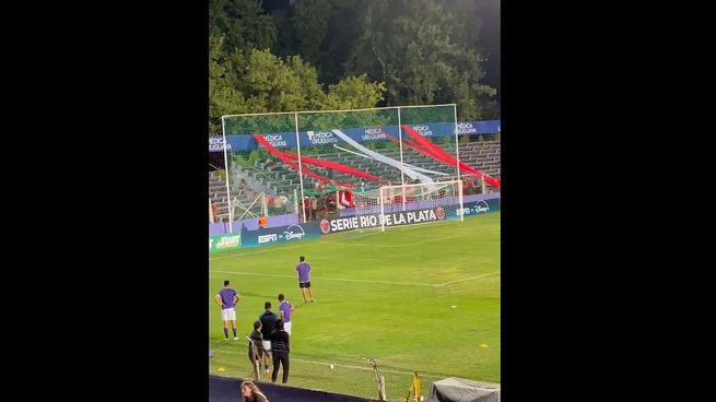 Caos por un enfrentamiento de barras de Independiente.