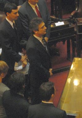 El humorista Nito Artaza juró como senador por Corrientes.
