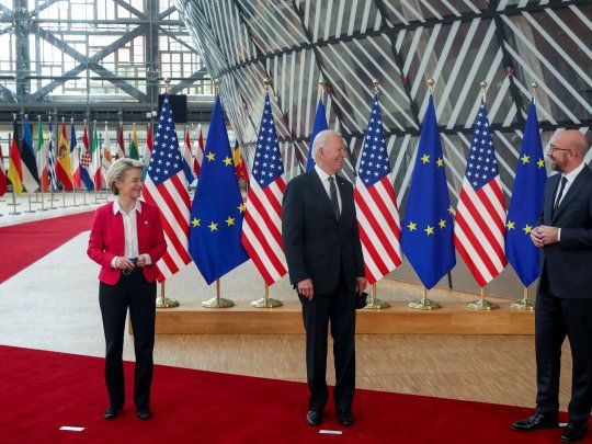 La presidenta de la Comisión Europea, Ursula von der Leyen; el presidente de EEUU, Joe Biden, y el presidente del Consejo Europea, Charles Michel.