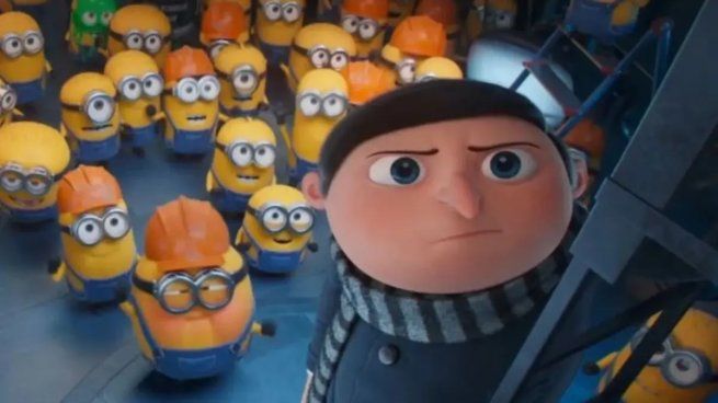 Minions: Nace un Villano explora el inicio de la carrera de Gru, mostrándolo como un niño que aspira a ser parte de los villanos más temidos.