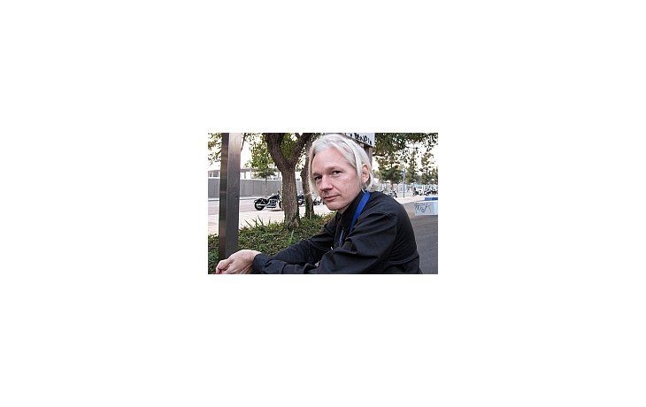 Christine Assange señaló que está preocupada por la orden de arresto que emitió Interpol para dar con su hijo prófugo