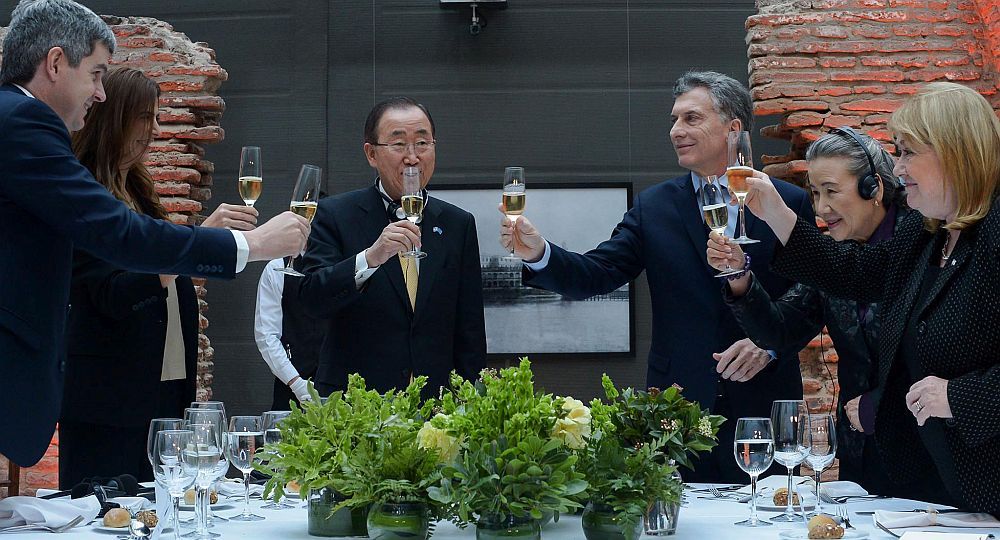 Ban Ki Moon brinda con Macri.