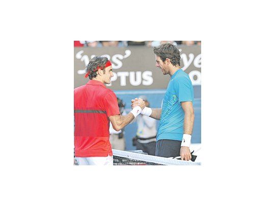 Del Potro se saludó con Federer tras la derrota. «Se aprende mucho de estos partidos», se sinceró «La Torre de Tandil».