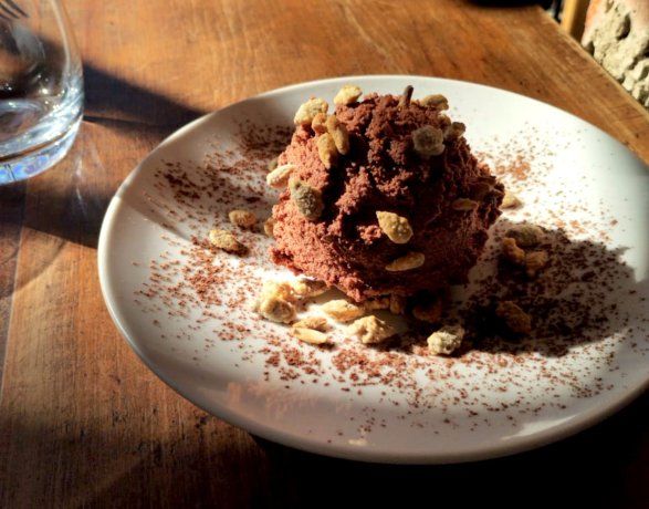 Al momento del postre, se puede pedir su mousse de chocolate, preparada con un chocolate al 84%. Al momento del postre, se puede pedir su mousse de chocolate, preparada con un chocolate al 84%.