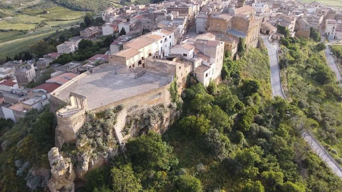 New Italian town sells houses for 2 euros to people without citizenship: what are the requirements
