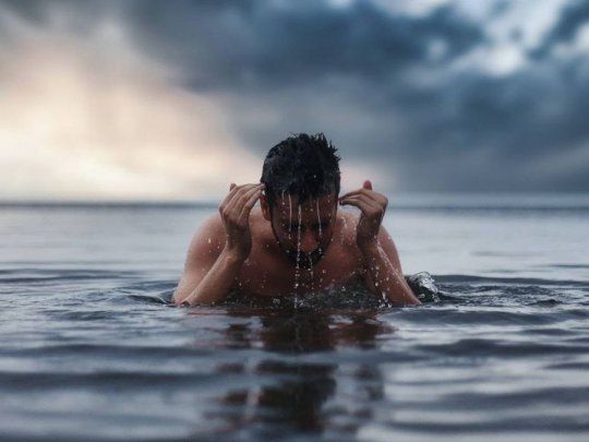 Sumergirse en agua fría.