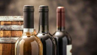 La manera de reciclar las botellas de vidrio y transformarlas en floreros.