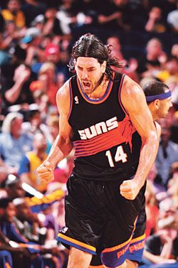 Luis Scola marcó 14 tantos en la victoria de Phoenix Suns ante Los Angeles por 99 a 76.