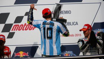 Valentino Rossi celebró su podio en Argentina con la camiseta de Diego Maradona puesta.