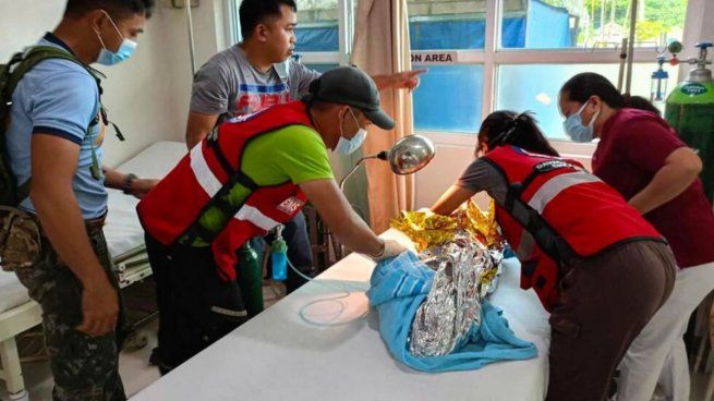 La nena fue rescatada tras casi 60 horas atrapada por un alud en Filipinas.