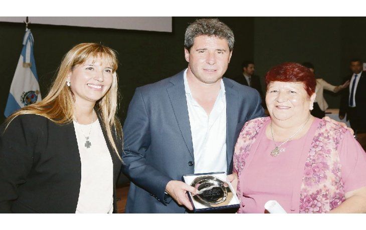 GESTO. Uñac premió a empleados públicos con más de 40 años de servicio.