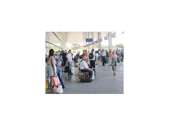 Durante el fin de semana hubo intenso movimiento de pasajeros en la Terminal de Ómnibus de Retiro. Algunas empresas tuvieron que reforzar el servicio.