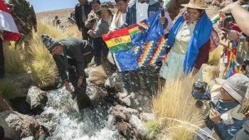 El expresidente boliviano Evo Morales en el río Silala