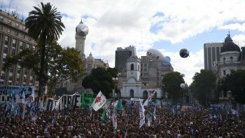 una multitud marcho a plaza de mayo a 43 anos del golpe militar
