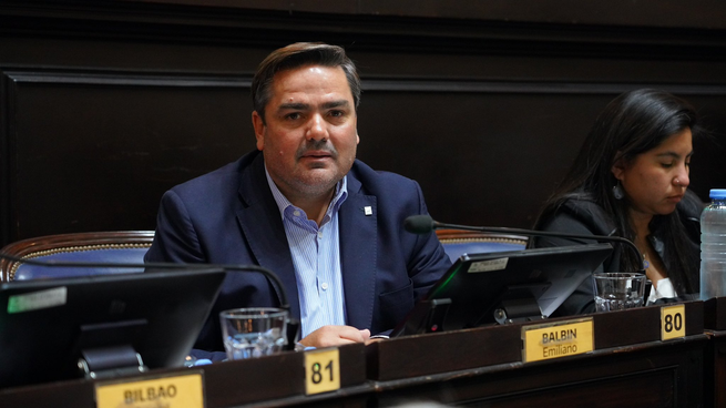 Balbín mantiene un estrecho vínculo y está alineado con el senador nacional Maximiliano Abad.
