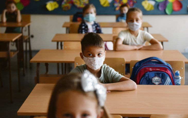 PRECAUCIÓN. Los menores que volvieron al aula debieron mantener la distancia social y utilizar barbijos.&nbsp;