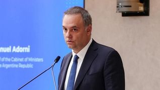 Desde su entorno sostienen que Manuel Adorni evaluó dar un paso al costado tras el escándalo del viaje a Nueva York. Desde su entorno sostienen que Manuel Adorni evaluó dar un paso al costado tras el escándalo del viaje a Nueva York.