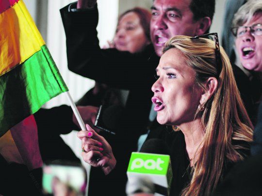 VAC&Iacute;O. Jeanine A&ntilde;ez prometi&oacute; elecciones pr&oacute;ximamente. Su nombramiento como sucesora de Evo Morales no est&aacute; contemplado en la Constituci&oacute;n, pero s&iacute; en un manual interno del Senado.&nbsp;
