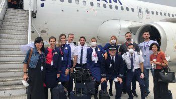 Los tripulantes de uno de los 18 vuelos de LATAM que trajeron más de 3000 argentinos.