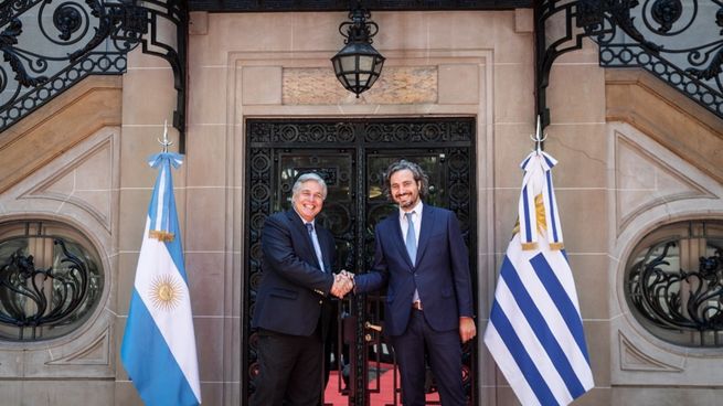 El embajadior uruguayo Francisco Bustillo Bonasso junto a Santiago Cafiero en el Palacio San Martín.&nbsp;