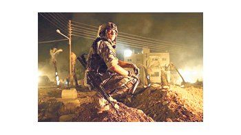 «Vivir al límite» gira en torno al arte de desarmar bombas en las calles de Irak, con mucha adrenalina, testosterona y el héroe americano al gusto de su directora, Kathryn Bigelow.