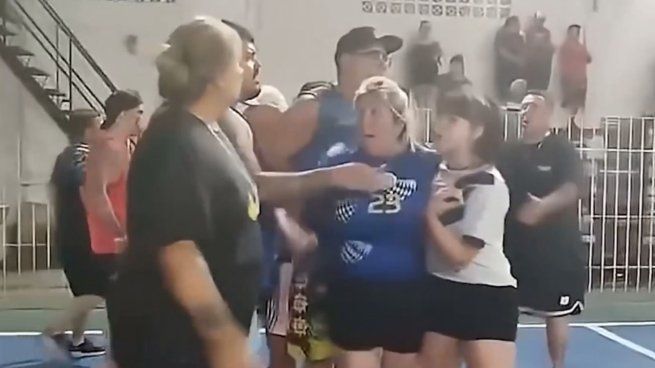 Las autoridades de la federación solicitarán los videos originales para evaluar posibles suspensiones individuales y convocaron a una reunión para este martes con el objetivo de definir pasos a seguir.&nbsp;