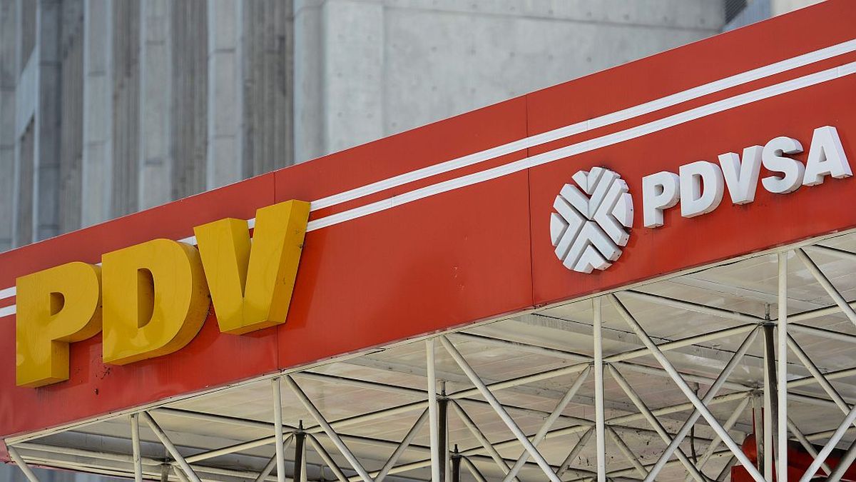 Venezuela orders service stations to charge fuel in dollars Venezuela orders service stations to charge fuel in dollars