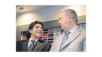 ámbito.com | Diego Maradona y Julio Grondona se miran como enamorados. A pesar de todas las turbulencias, asumió como técnico junto a Carlos Bilardo, que será el secretario de Selecciones.
