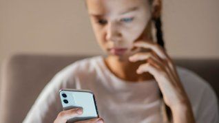 alarma en los colegios por fotos intimas modificadas con ia: como se acompana a una victima adolescente y las deudas para un abordaje integral