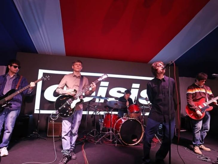 Una banda tributo a Oasis musicalizó el cumpleaños de Carlos III en la embajada británica. Una banda tributo a Oasis musicalizó el cumpleaños de Carlos III en la embajada británica.