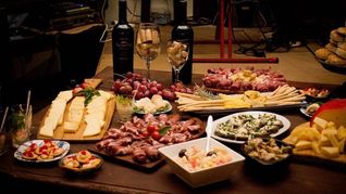 En sus pueblos y parajes, antiguas pulperías y almacenes de ramos generales recuperaron su esencia y hoy reciben a visitantes con propuestas que deleitan el paladar y despiertan la memoria colectiva. En sus pueblos y parajes, antiguas pulperías y almacenes de ramos generales recuperaron su esencia y hoy reciben a visitantes con propuestas que deleitan el paladar y despiertan la memoria colectiva.