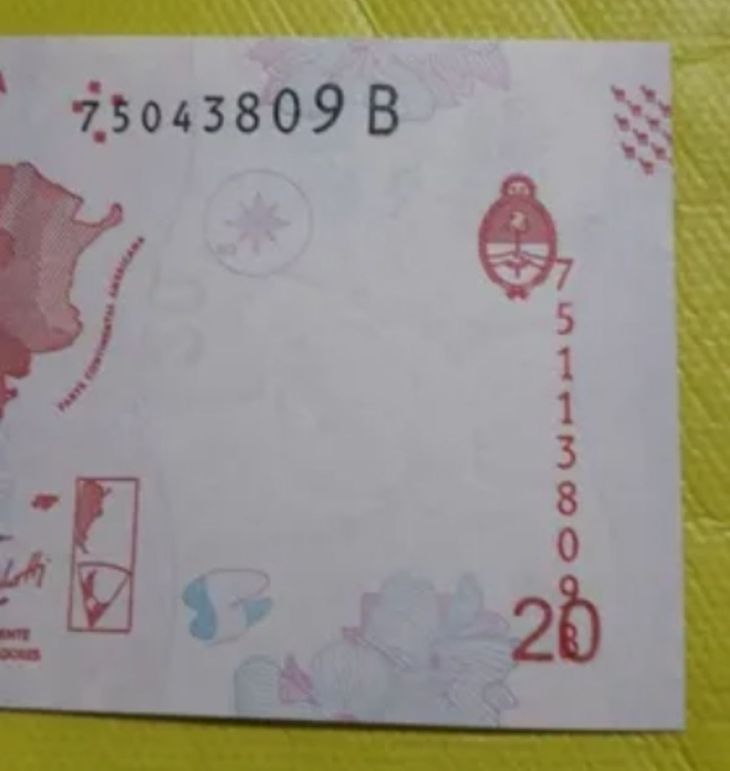 El error en el billete, justo encima del número 20.