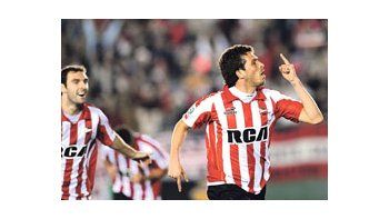 ámbito.com | Leandro Benítez se llena la boca de gol. El volante recogió un rebote en el área y definió de derecha. Estudiantes le ganó a Defensor y es semifinalista.