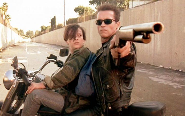 Arnold Schwarzenegger le dice Hasta la vista baby a Terminator