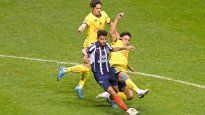 Una de las jugadas polémicas que derivó en los reclamos de los elementos de Rayados contra el silbante Vìctor Càceres: el fuerte golpe con una profunda herida que recibió Jesús Tecatito&nbsp; Corona.