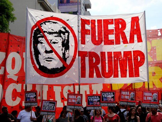 Donald Trump y el FMI fueron algunos de los blancos preferidos de los manifestantes.