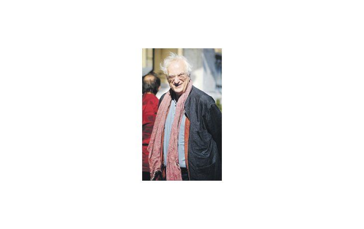 ámbito.com | Bertrand Tavernier, llegando al Festival de Cine de San Sebastián.