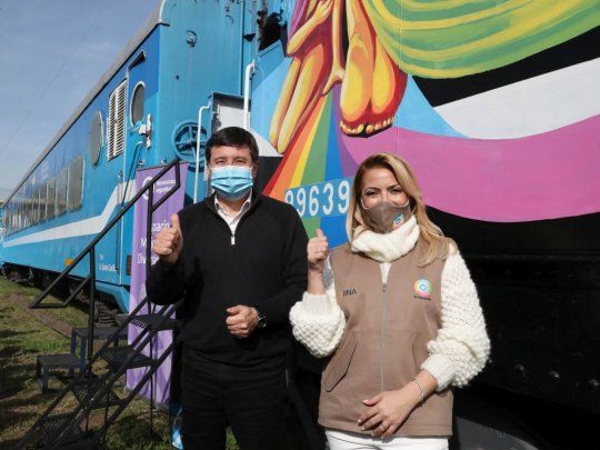 El ministro de Desarrollo Social de la Nación, Daniel Arroyo, junto a la Primera Dama, Fabiola Yáñez.&nbsp;