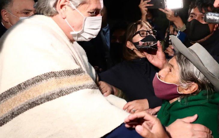 El presidente Alberto Fernández en La Quiaca, Jujuy, saludando a Adela, de 104 años.
