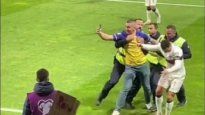 Un hincha casi lesiona a Cristiano Ronaldo por sacarse una selfie