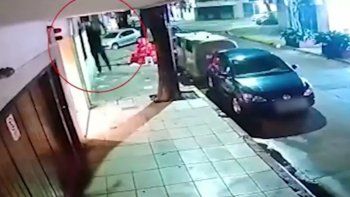 colgaron una escalera para trepar un balcon y robar en palermo pero al saltar se llevaron una inesperada sorpresa