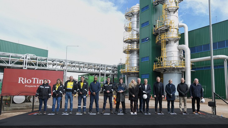 Simon Trott, CEO global de Rio Tinto, Ignacio Costa, gerente general de la compañía en Argentina, y el gobernador Raúl Jalil participaron del acto junto al Presidente. Las nuevas instalaciones elevan la capacidad nominal de producción de la minera en el país a unas 100.000 toneladas anuales de carbonato de litio equivalente.