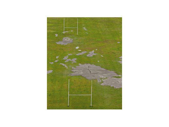 Dañado. Uno de los tantos campos de juego que sufrió destrozos a causa del terremoto.