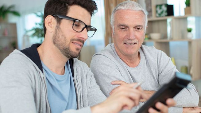 Un estudio revela coincidencias y diferencias entre Gen Z y mayores de 50 en consumo, tecnología y trabajo. Ambos grupos no se sienten representados por la publicidad actual.