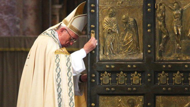 Francisco abrió la Puerta Santa de la basílica de San Pedro.